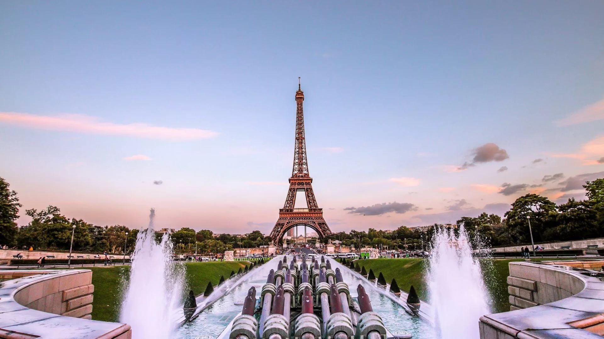 Eiffel Tower, Trocadero fountain cannons, Pastel sunset sky Eiffel Tower, Trocadero fountain cannons, Pastel sunset sky — 1920×1080 HD wallpaper