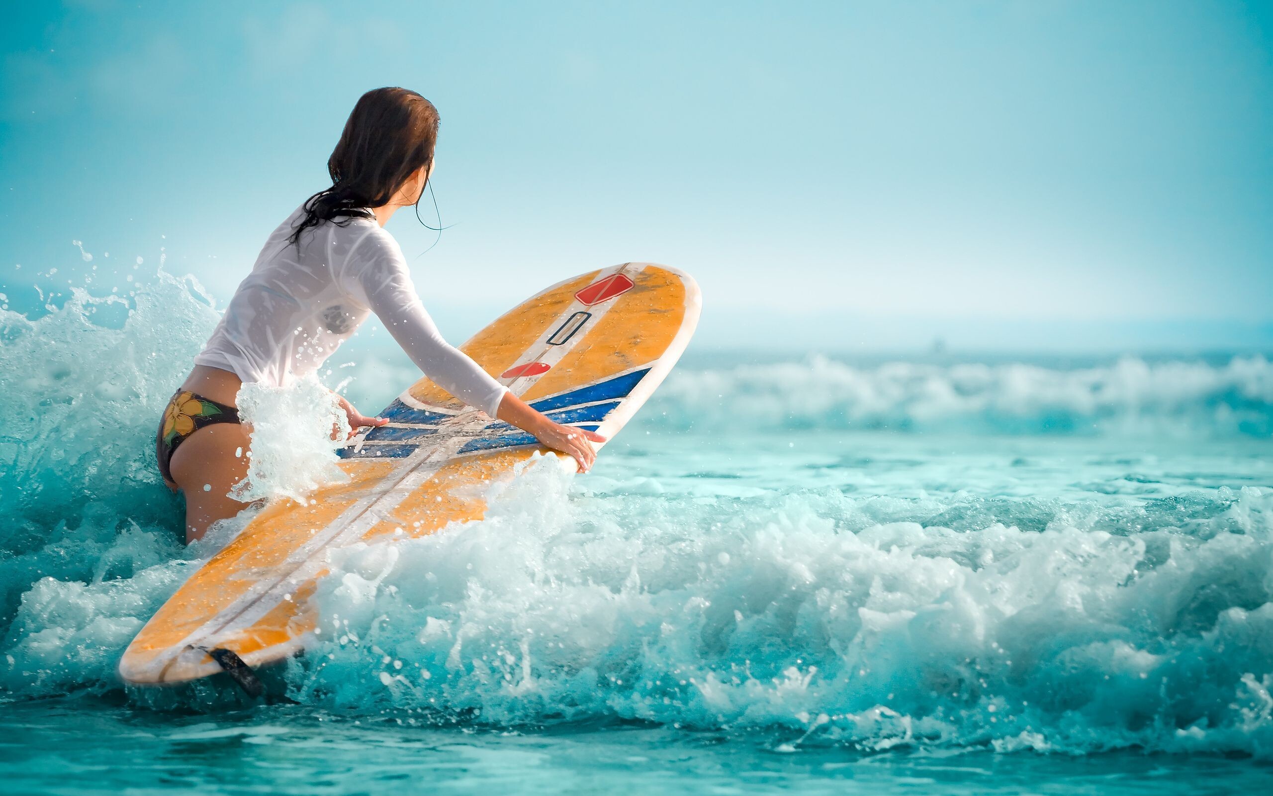 Brunette girl white rashguard, Yellow surfboard, Turquoise ocean waves — 2560×1600 HD wallpaper