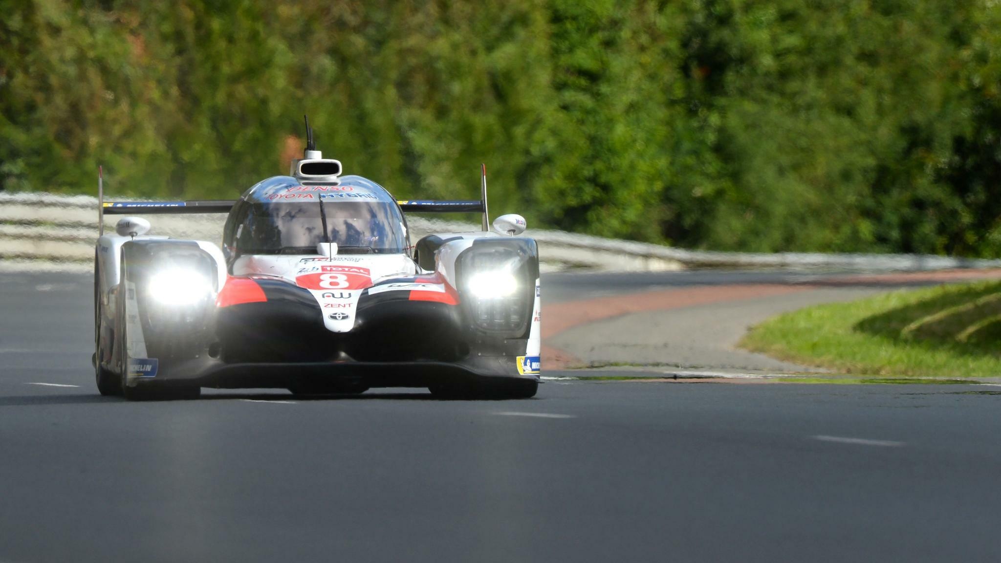 Toyota TS050 Hybrid #8, Le Mans circuit, LMP1 prototype racing Toyota TS050 Hybrid #8, Le Mans circuit, LMP1 prototype racing — 2048×1152 HD wallpaper