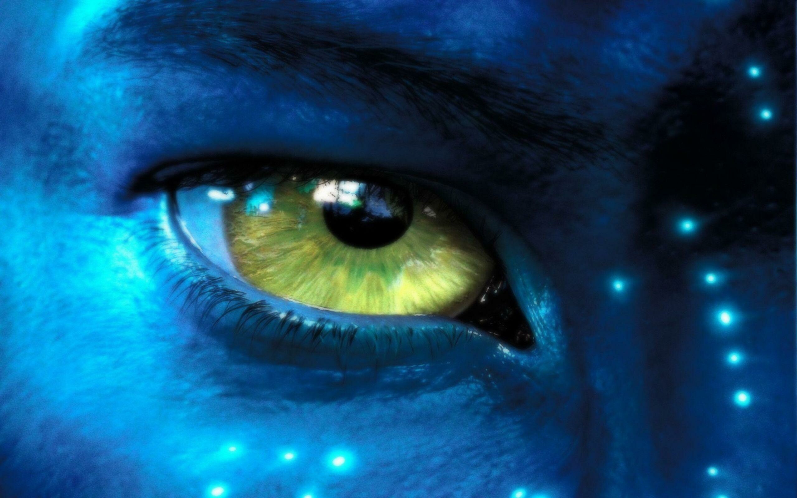 Jake Sully avatar eye, Green yellow iris, Blue Na'vi skin, Bioluminescent freckles — 2560×1600 HD wallpaper
