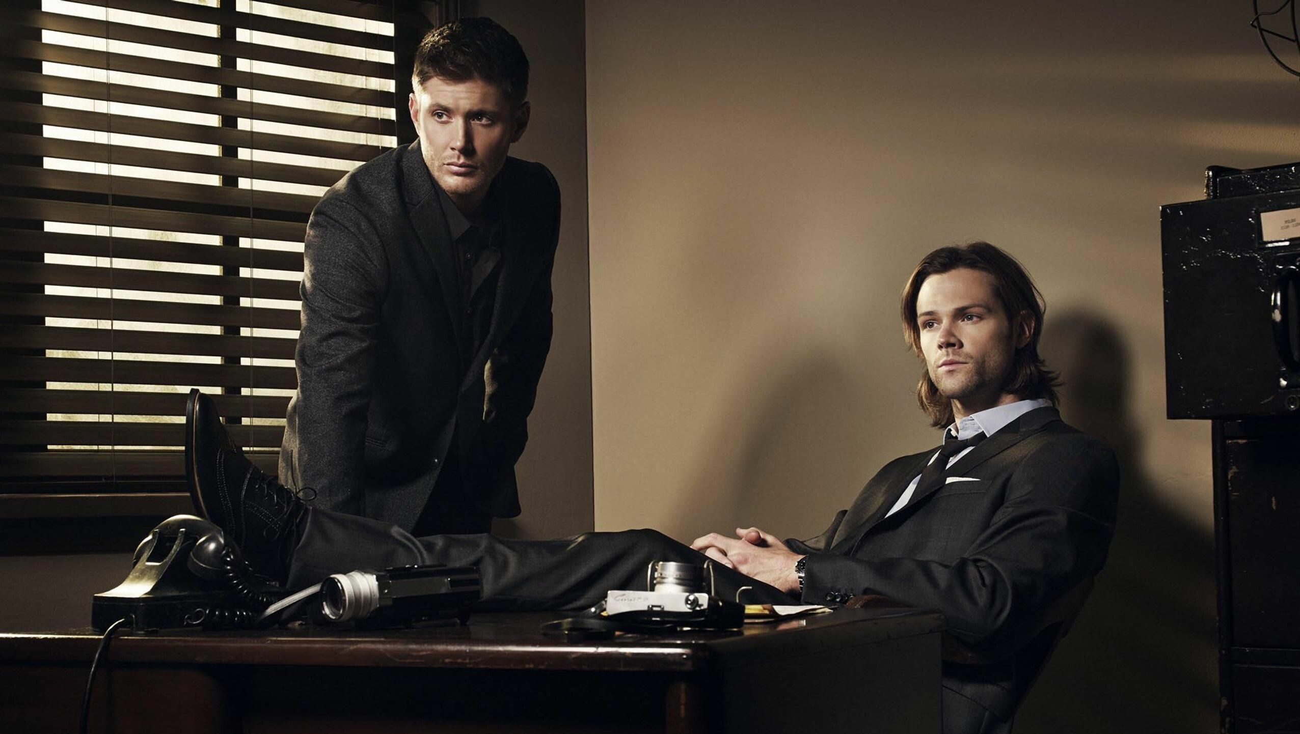 Dean Winchester, Sam Winchester, Office desk shotgun Dean Winchester, Sam Winchester, Office desk shotgun — 2552×1442 HD wallpaper