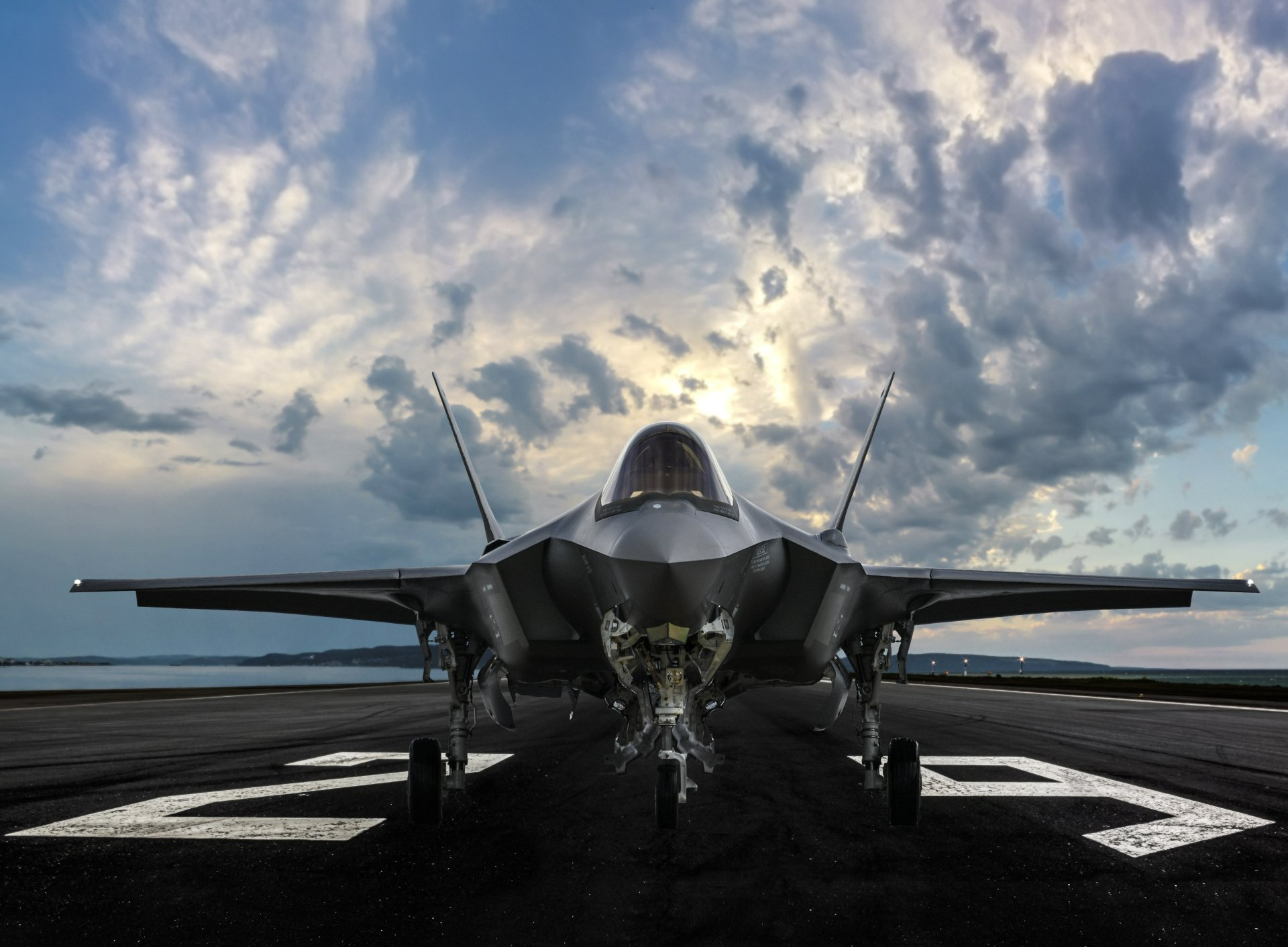 F-35 Lightning II, Runway tarmac, Cloudy sky — 1920×1412 HD wallpaper