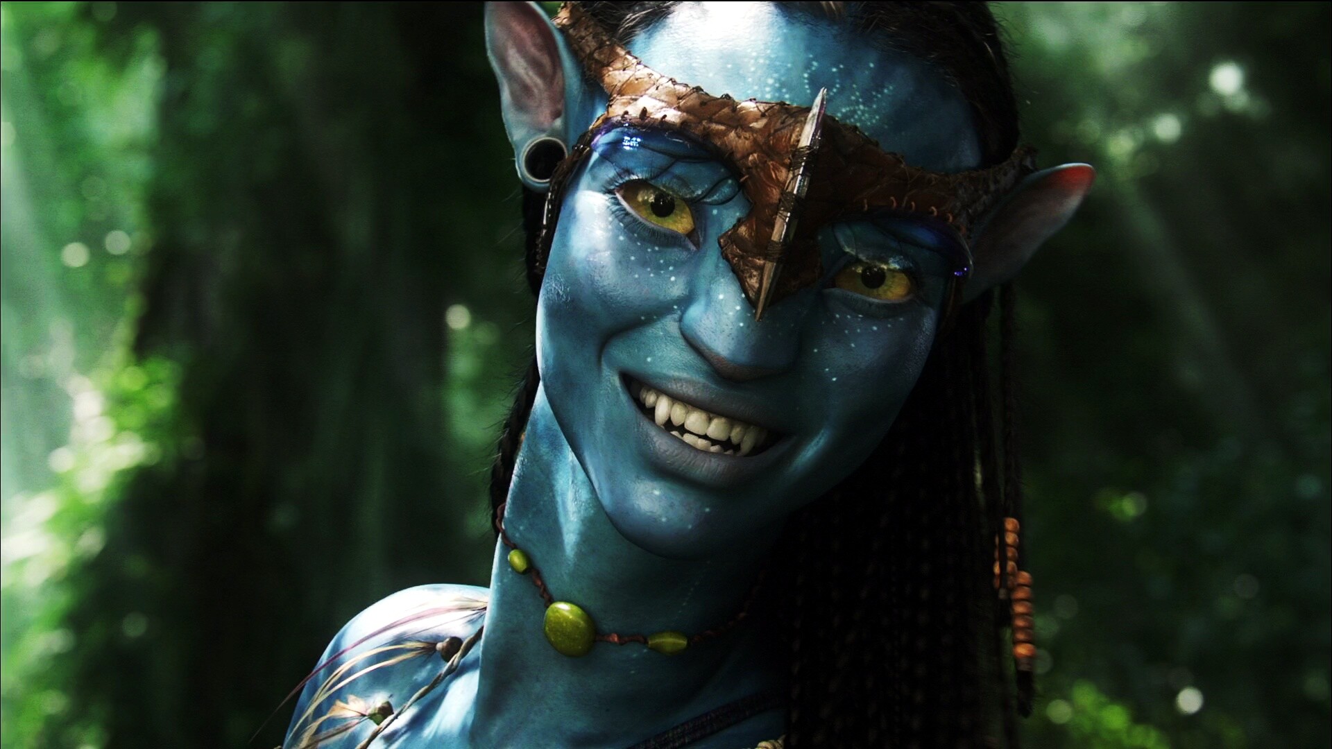 Neytiri smiling, Blue Na'vi face, Yellow eyes, Jungle backdrop — 1920×1080 HD wallpaper