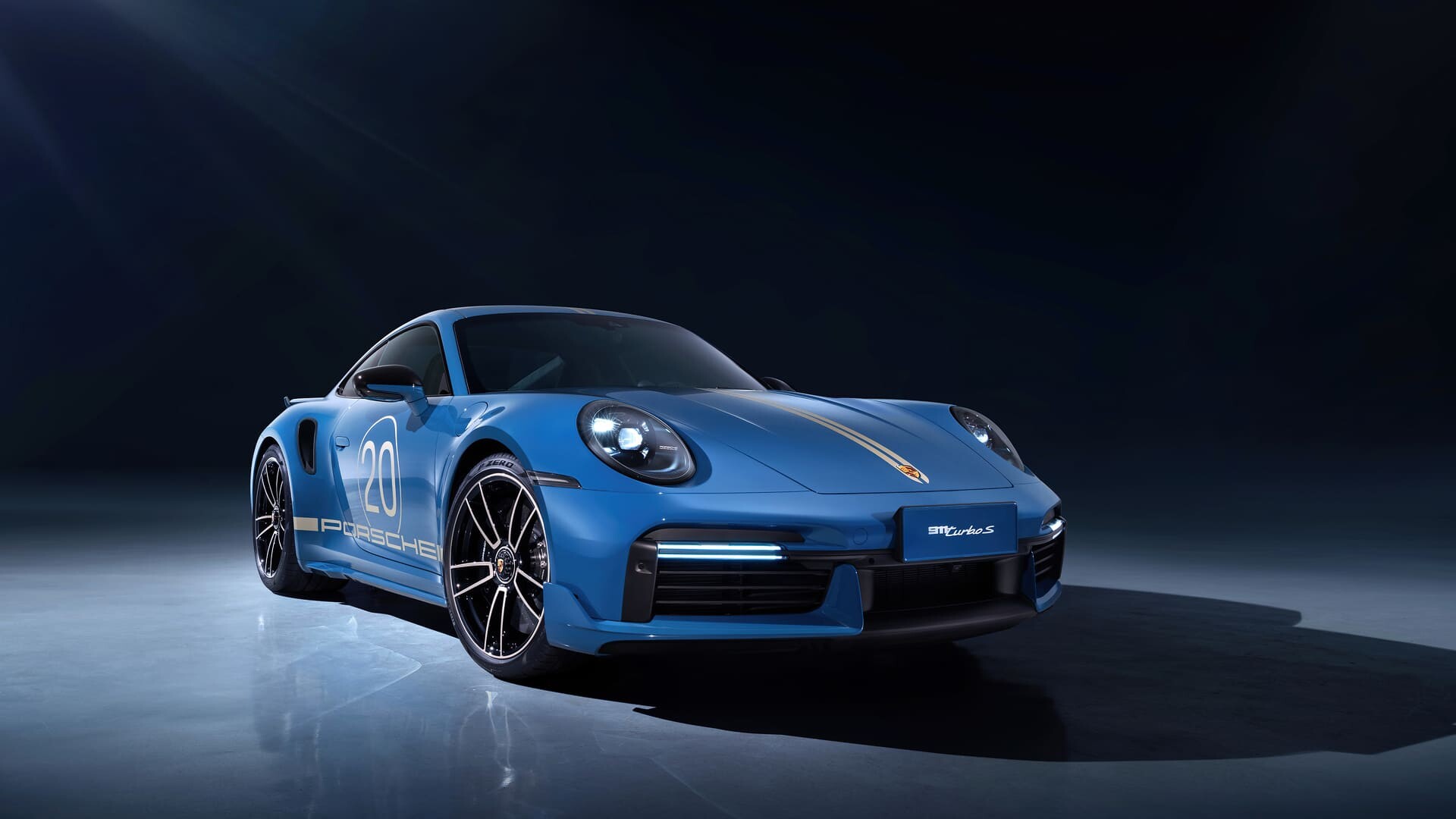 Porsche 911 Turbo S, Blue number 20 livery, Dark studio floor — 1920×1080 HD wallpaper