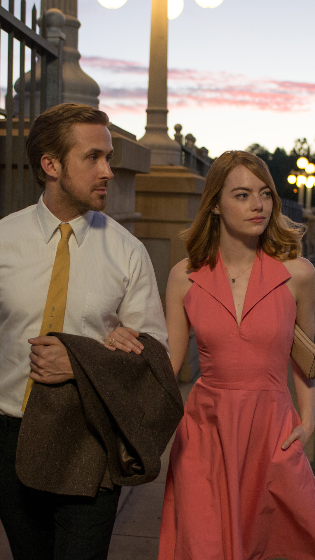 Ryan Gosling Emma Stone, Pink halter dress, Griffith Park sunset — 1080×1920 HD wallpaper