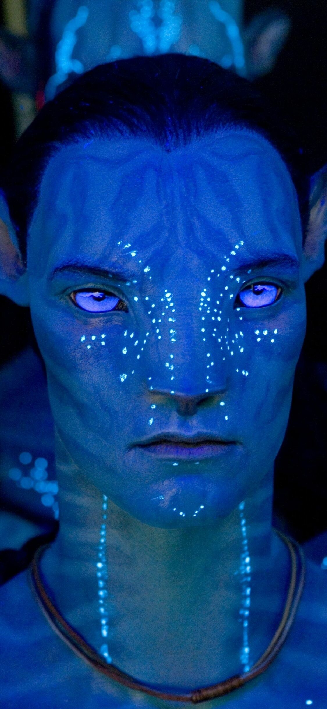 Na'vi warrior face, Bioluminescent freckles, Violet night light — 1125×2436 HD wallpaper