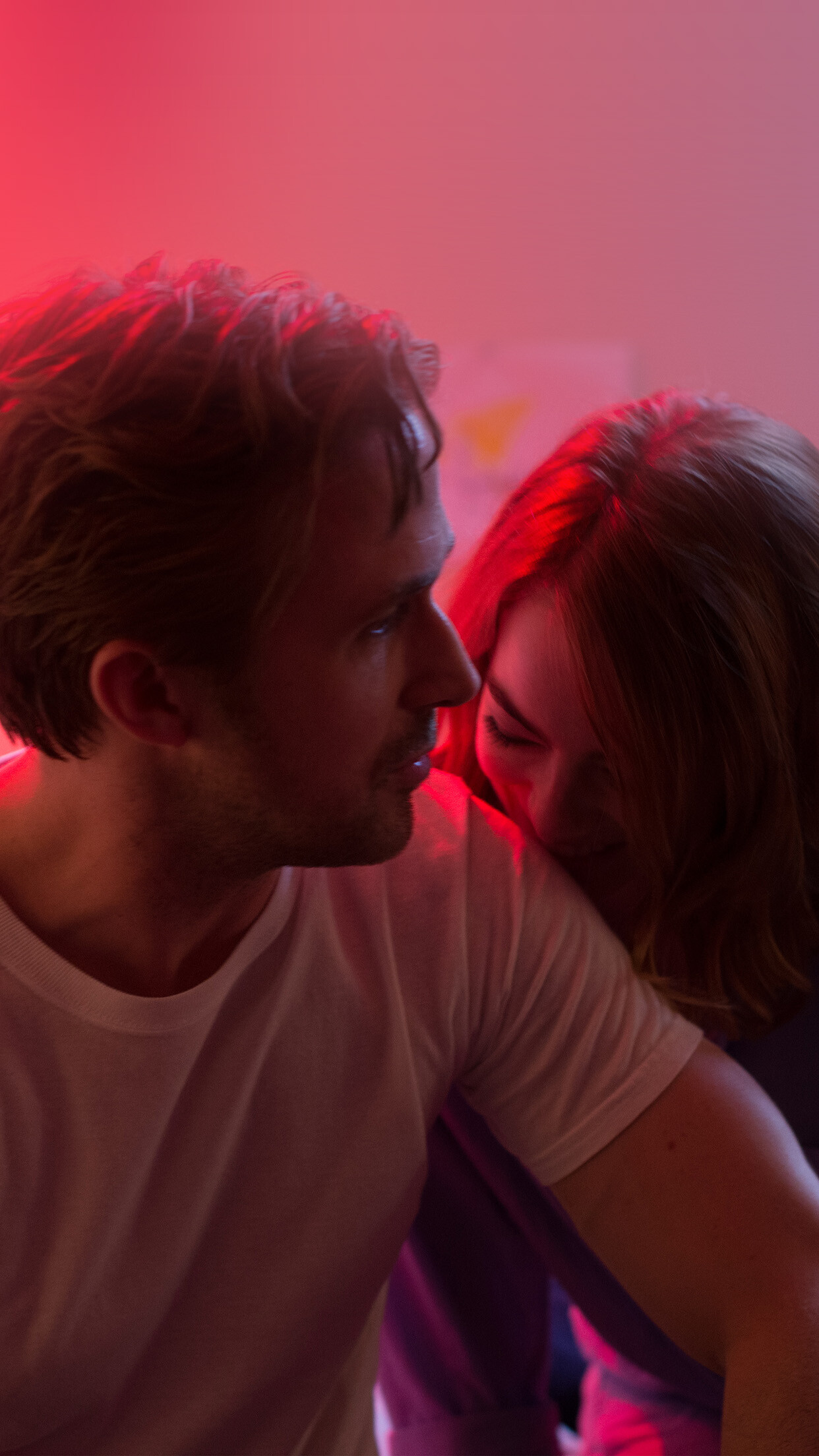 Ryan Gosling Emma Stone, Sebastian and Mia, Red neon lighting — 1242×2208 HD wallpaper