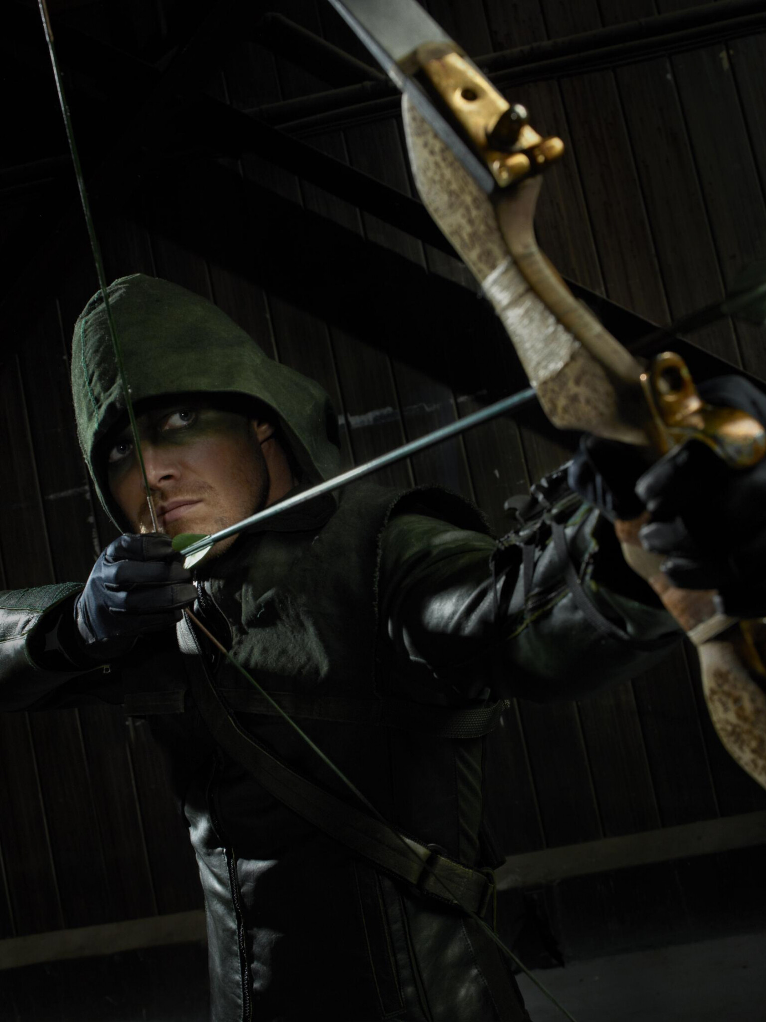 Stephen Amell as Oliver Queen, Drawn recurve bow, Green hooded costume Stephen Amell as Oliver Queen, Drawn recurve bow, Green hooded costume — 1536×2048 HD wallpaper