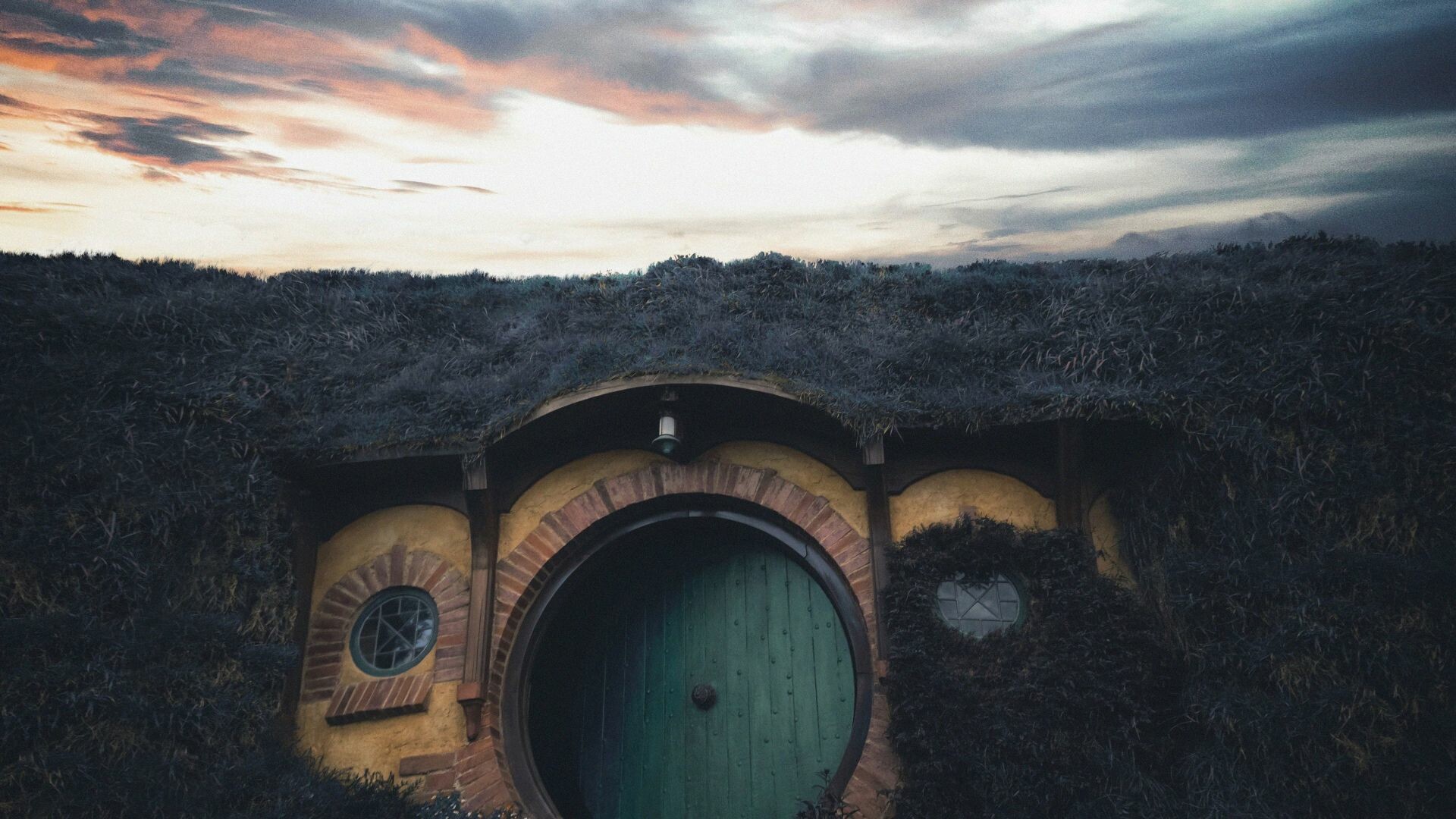 Bag End hobbit hole, Green round door, Hobbiton grassy hillside — 1920×1080 HD wallpaper