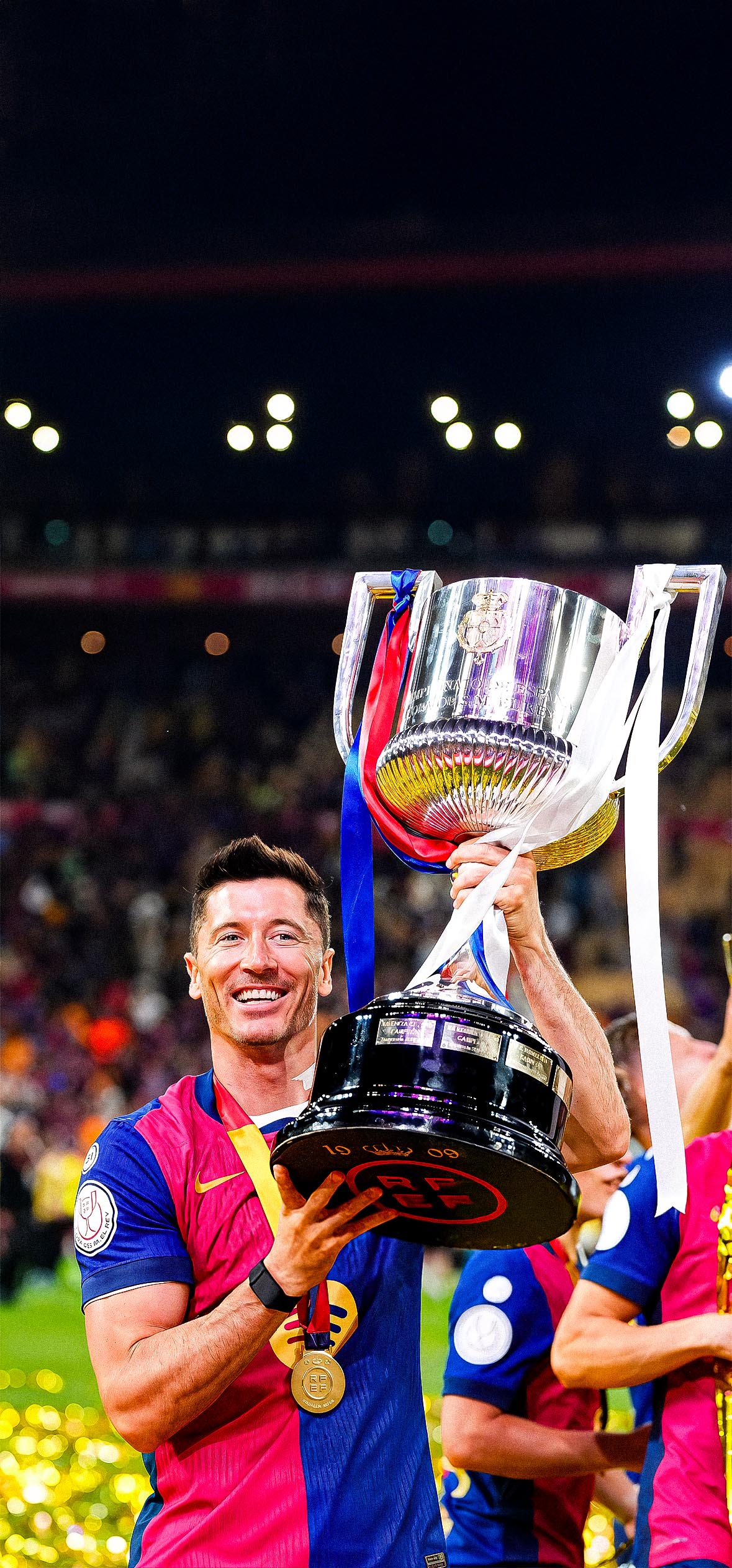 FC Barcelona Robert Lewandowski Trophy iPhone FC Barcelona Robert Lewandowski Trophy iPhone — 1179×2526 HD wallpaper