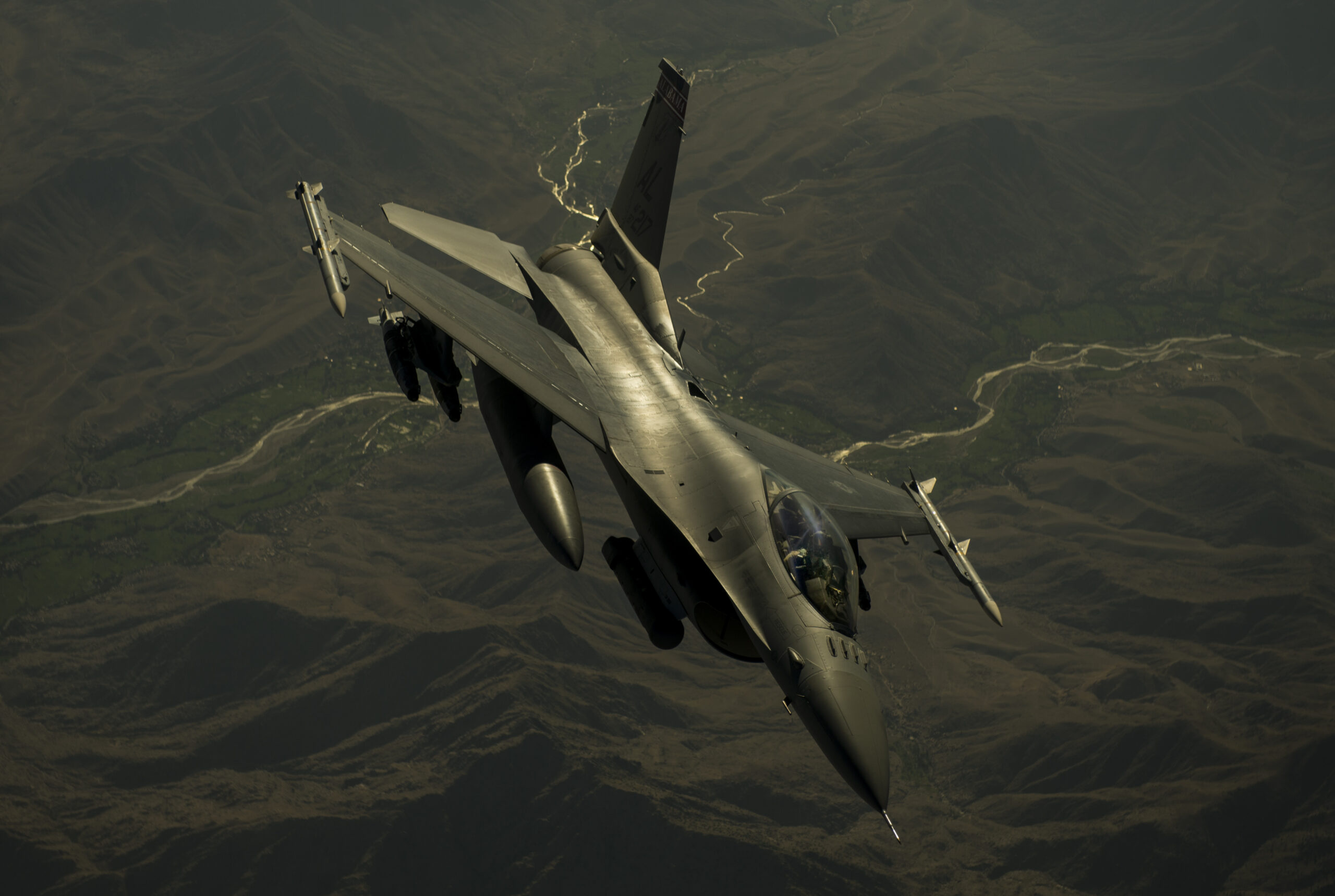 F-16 Fighting Falcon, Pilot in cockpit, Mountainous terrain below F-16 Fighting Falcon, Pilot in cockpit, Mountainous terrain below — 2560×1719 HD wallpaper