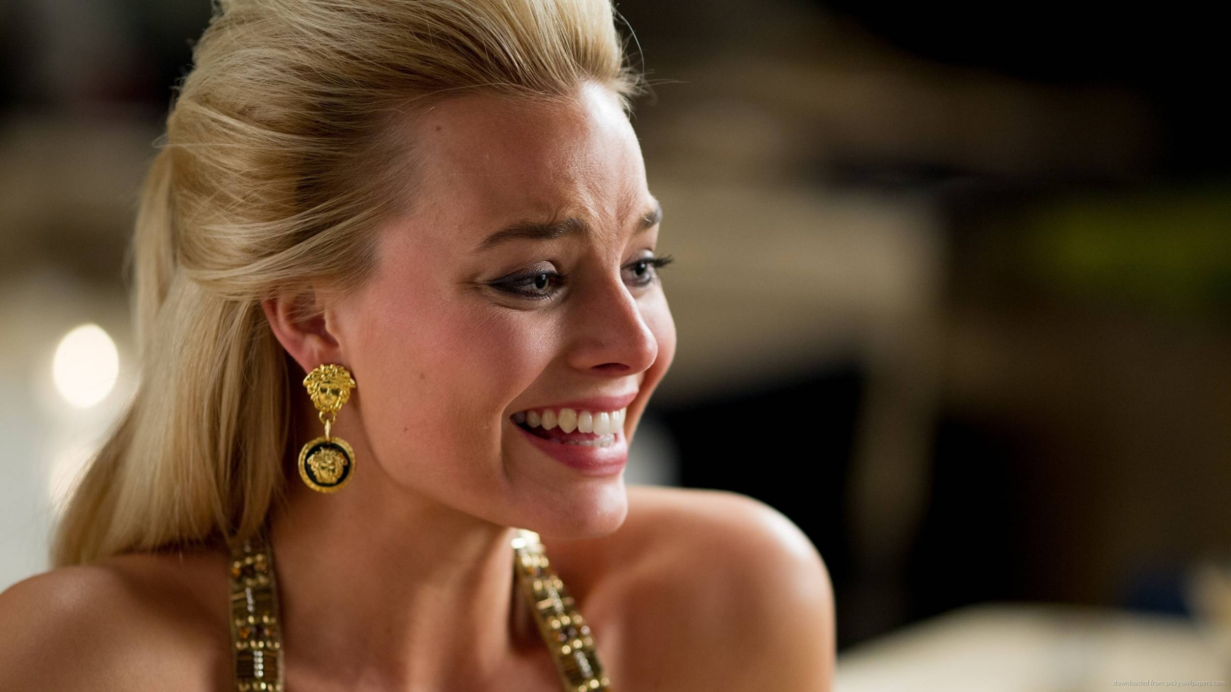 Margot Robbie Naomi Lapaglia, Gold Versace Medusa earrings, Blonde close-up Margot Robbie Naomi Lapaglia, Gold Versace Medusa earrings, Blonde close-up — 2500×1406 HD wallpaper