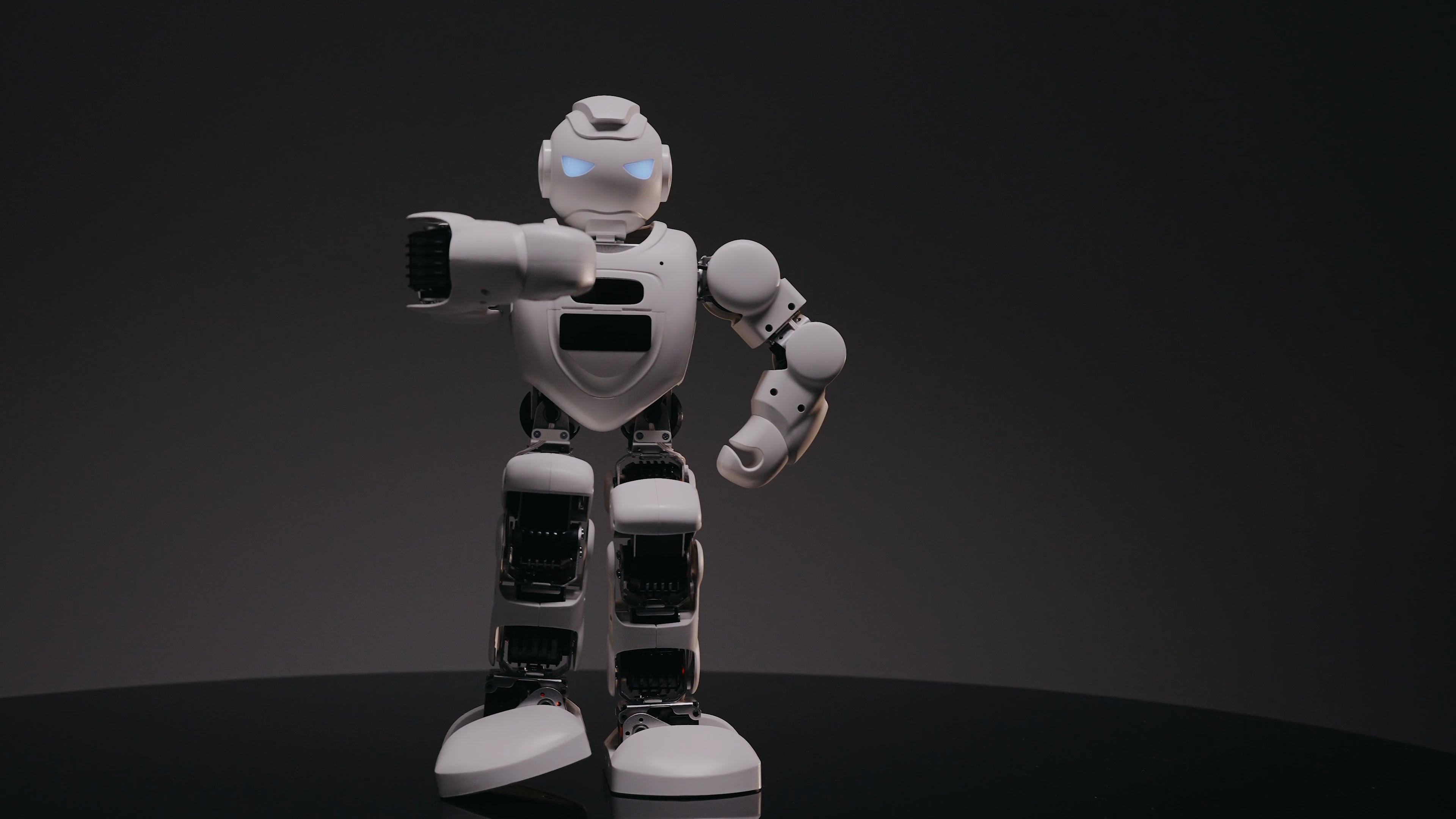White humanoid robot, Glowing blue eyes, Dark studio backdrop White humanoid robot, Glowing blue eyes, Dark studio backdrop — 3840×2160 HD wallpaper