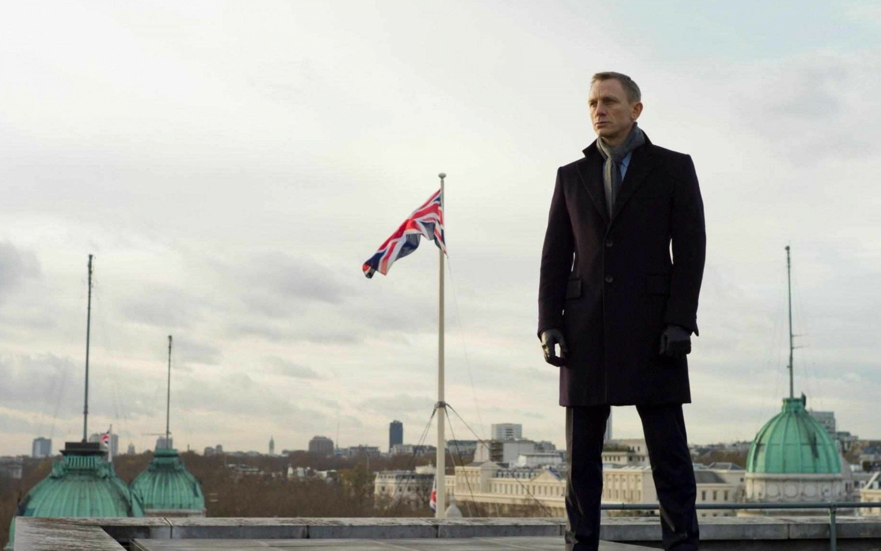 Daniel Craig James Bond, Union Jack flag, London rooftop skyline Daniel Craig James Bond, Union Jack flag, London rooftop skyline — 2880×1800 HD wallpaper