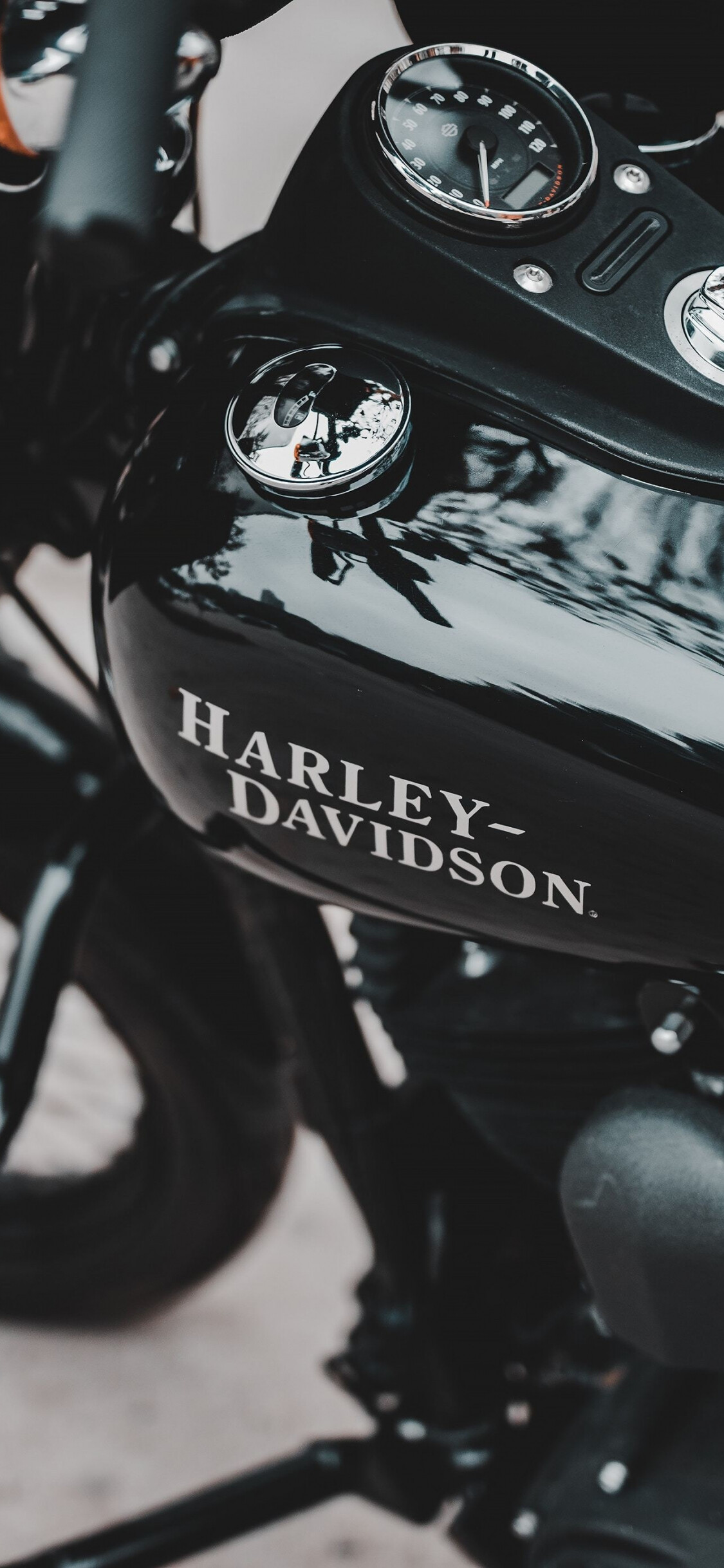 Harley-Davidson logo, Black fuel tank, Chrome speedometer cluster Harley-Davidson logo, Black fuel tank, Chrome speedometer cluster — 1125×2436 HD wallpaper